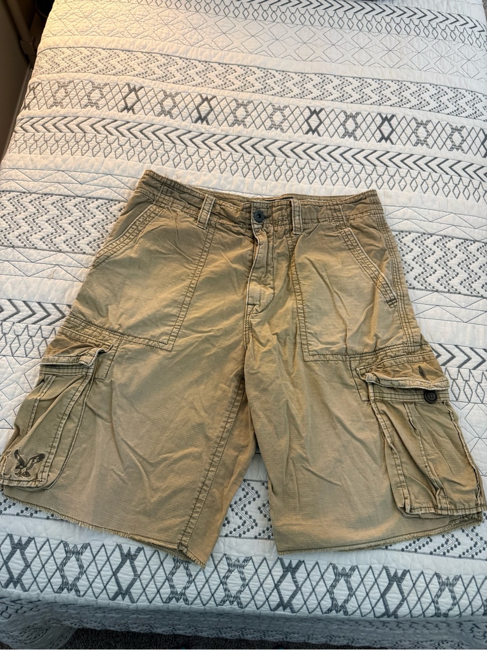 Men's American eagle Cargo Shorts in Khaki. Size 32.